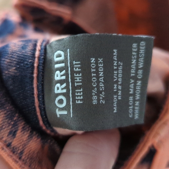 Torrid acid washed coral/orange jean shorts. Women's shorts. Size 18 - Picture 4 of 6